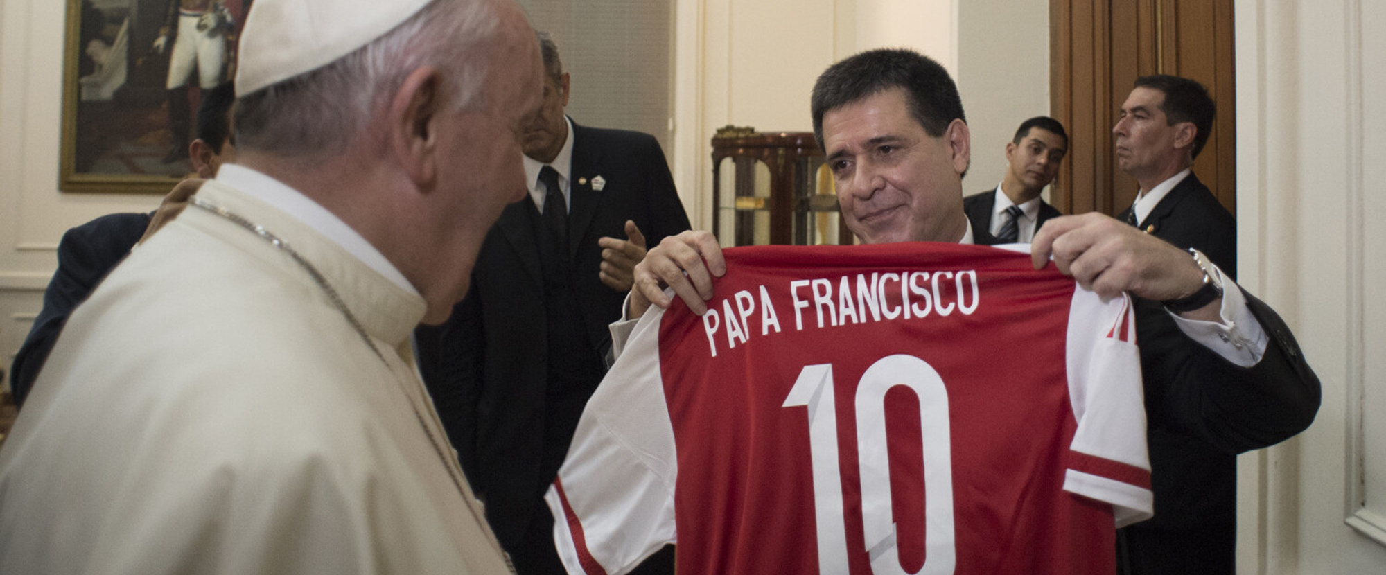 Der paraguayanische Staatpräsident Horacio Cartes schenkt Papst Franziskus ein Fussballtrikot mit seinem Namen am 10. Juli 2015 in Asunción, Paraguay.