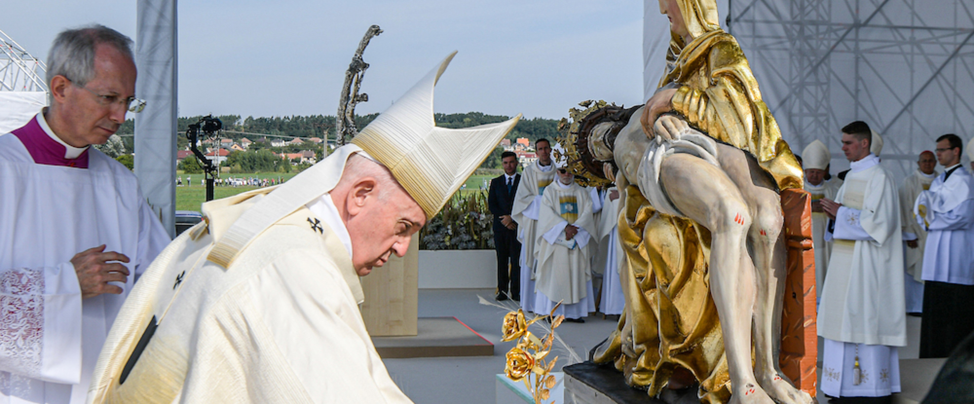 Papst Franziskus legt eine goldfarbene Rose vor eine Figur der Maria von den Sieben Schmerzen, vor der Basilika von den Sieben Schmerzen Mariens am 15. September 2021 in Sastin-Straze (Slowakei).