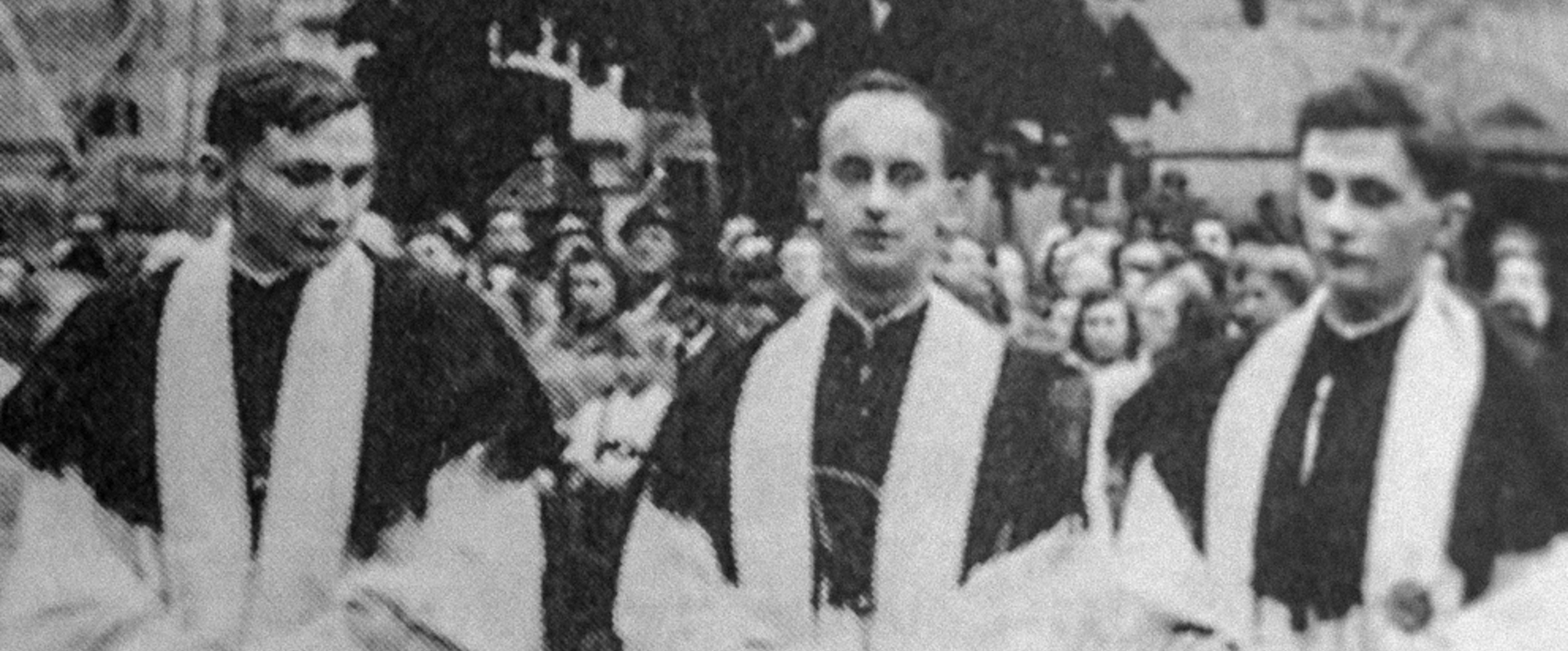 Die Brüder Georg (l.) und Joseph Ratzinger (r.) mit ihrem gemeinsamen Freund Rupert Berger nach ihrer Priesterweihe am 29. Juni 1951 in Freising.