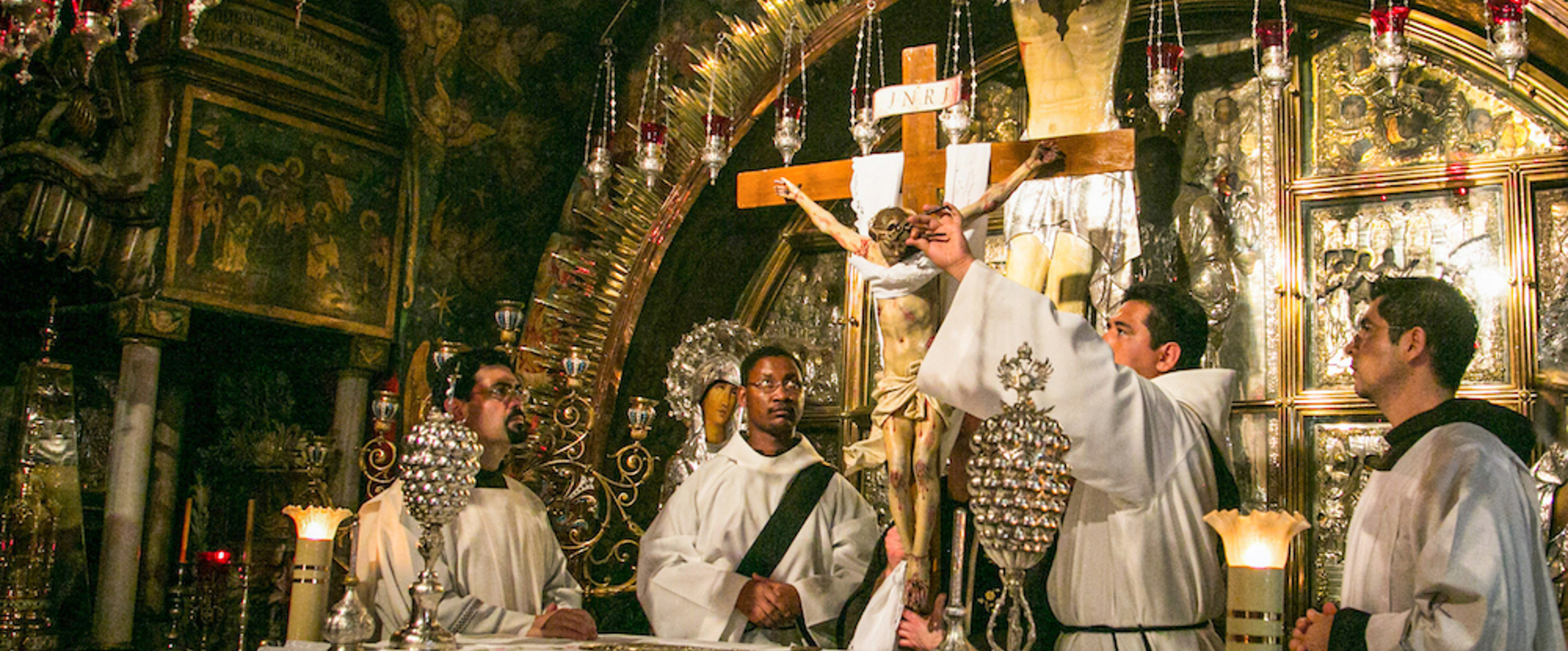Die Jesus-Figur wird vom Kreuz abgenommen während der Grablegung Jesu am Abend des Karfreitags, 18. April 2014, in der Grabeskirche in Jerusalem. Am Karfreitagabend wird die seit Jahrhunderten von den Franziskaner gepflegte Tradition der Kreuzabnahme