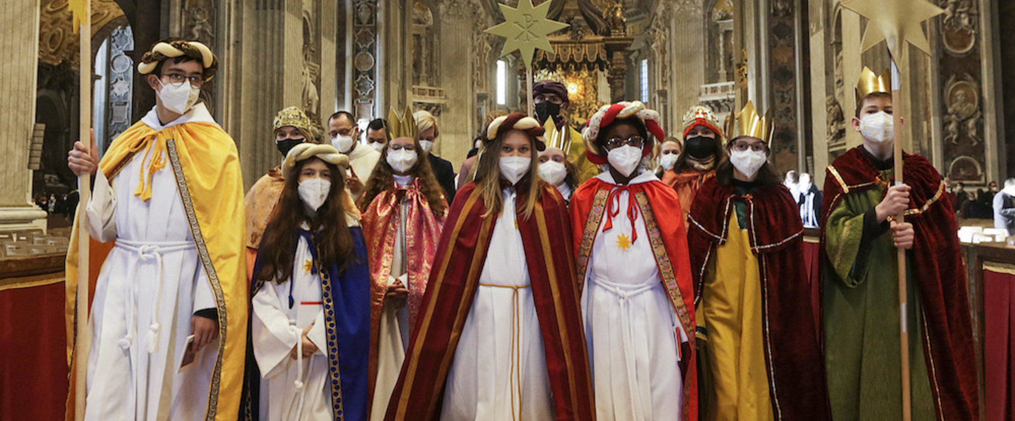 Deutschsprachige Sternsinger aus Bad Camberg (Deutschland), Neuenburg (Schweiz) sowie Eppan (Italien) nehmen teil an der Messe zu Neujahr, dem Hochfest der Gottesmutter Maria, im Petersdom am 1. Januar 2022 im Vatikan.