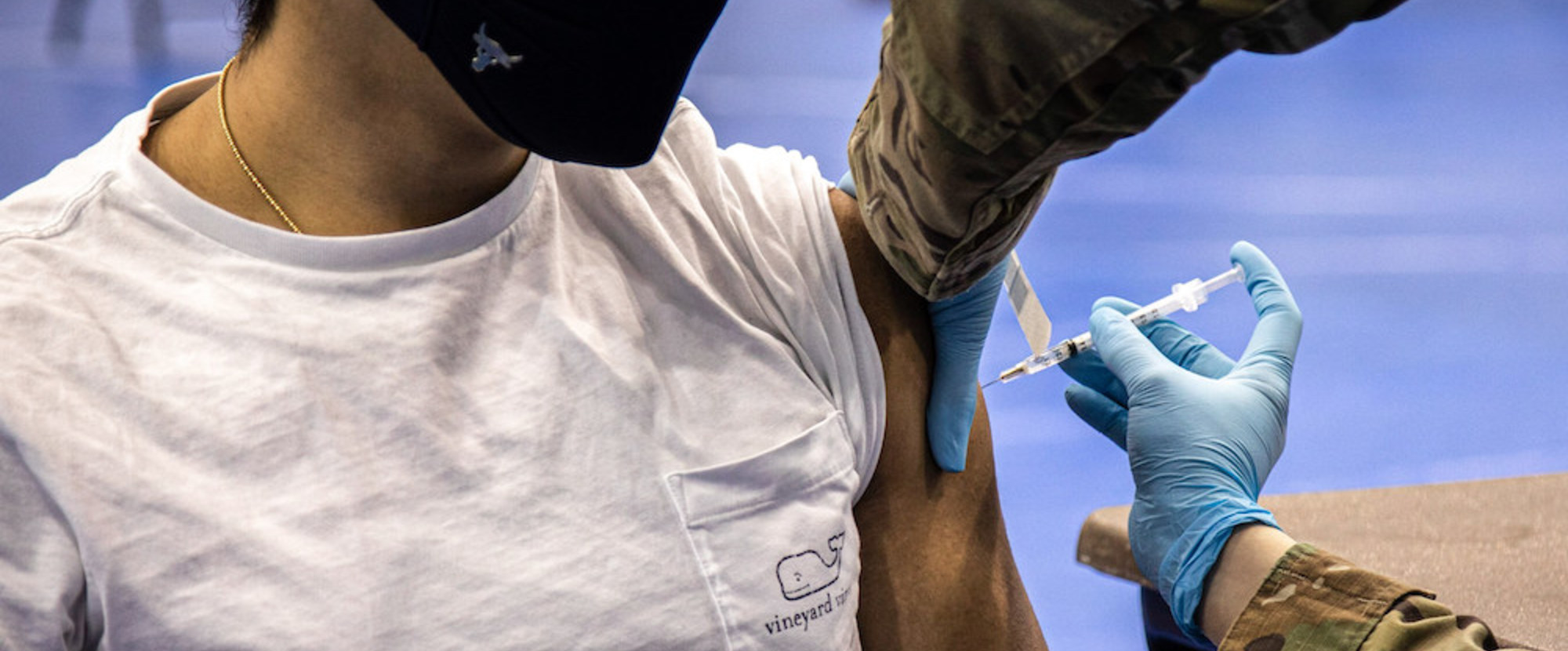Ein Mitarbeiter des Gesundheitsdienstes verabreicht einem Universitätsstudenten der katholischen Marymount-Universität am 21. April 2021 eine Impfung gegen Covid-19 auf dem Campus der Universität in Arlington.