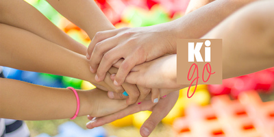 Mehrere Kinderhände übereinander.