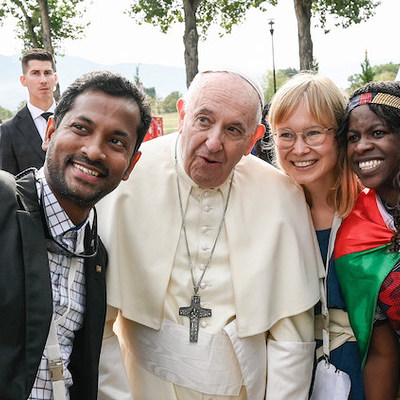 Papst Franziskus posiert für ein Selfie bei einem Treffen mit Teilnehmern der Initiative 'The Economy of Francesco' (dt. Die Ökonomie des heiligen Franz von Assisi) am 24. September 2022 in Assisi (Italien).