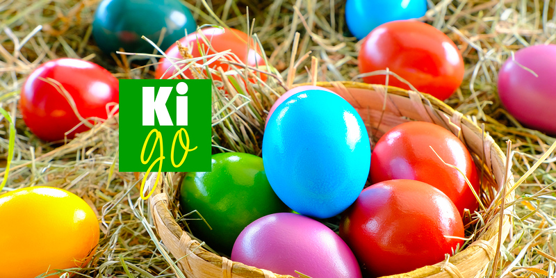 Ein Osterkörbchen mit bunten Eiern.