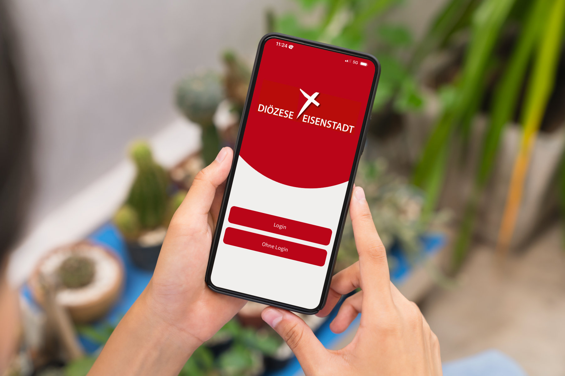 Ein Handy mit Login-Screen wird in der Hand gehalten.