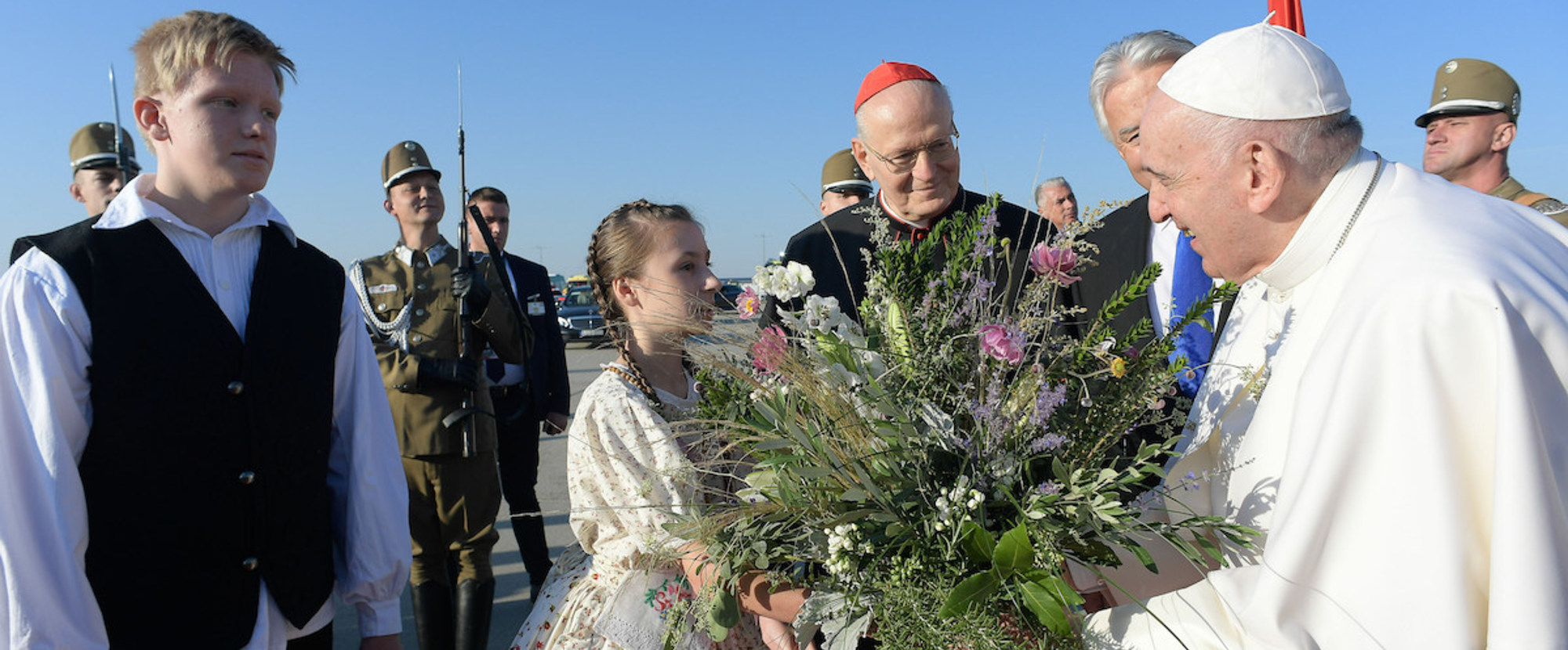 Ein Mädchen überreicht Papst Franziskus einen Blumenstrauß, bei dessen Ankunft am Flughafen von Budapest (Ungarn) am 12. September 2021.
