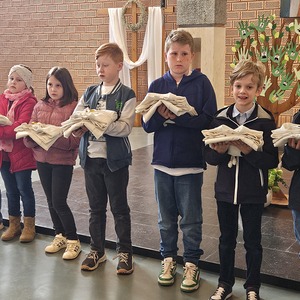 Erstkommunionkinder mit Kutten