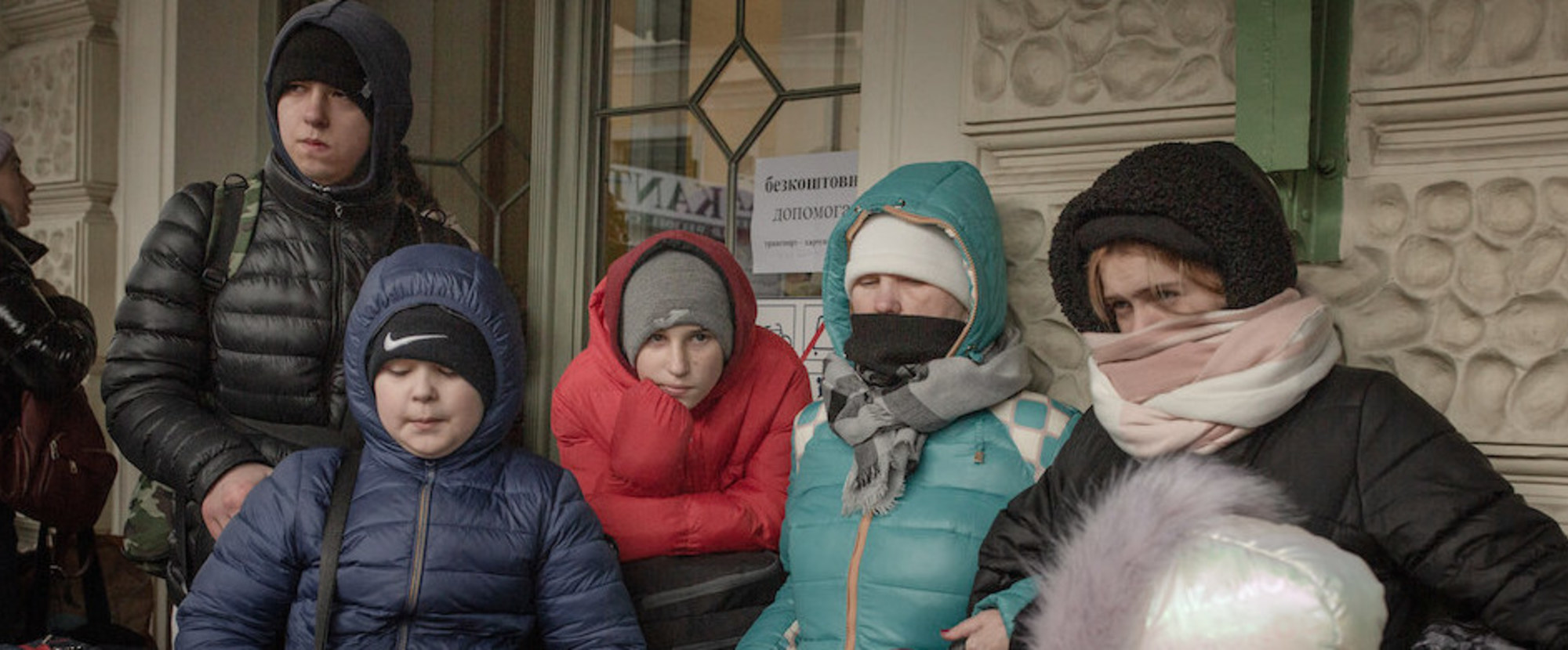 Geflüchtete aus der Ukraine schützen sich gegen die Kälte mit dicker Jacke, Schal und Kapuze an einem Bahnsteig im Bahnhof der polnischen Stadt Przemysl an der Grenze zur Ukraine am 28. Februar 2022.