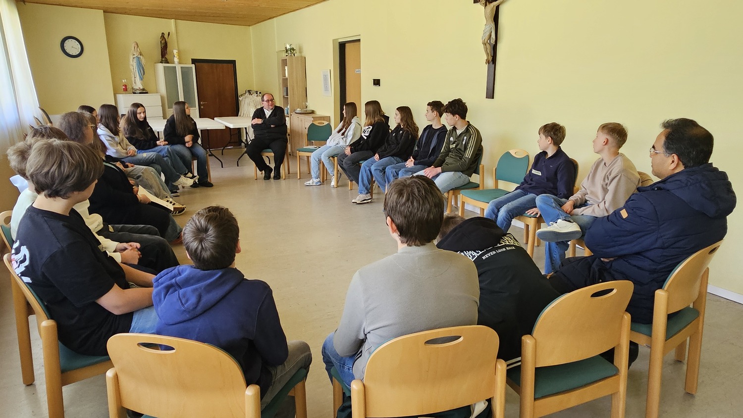 Firmvorbereitung mit Firmspender Pfarrer Roman Schwarz (Bildmitte)