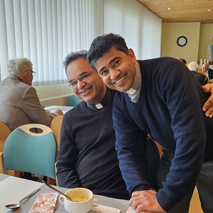 Pater Kuruvila (l) und Pater Rijo