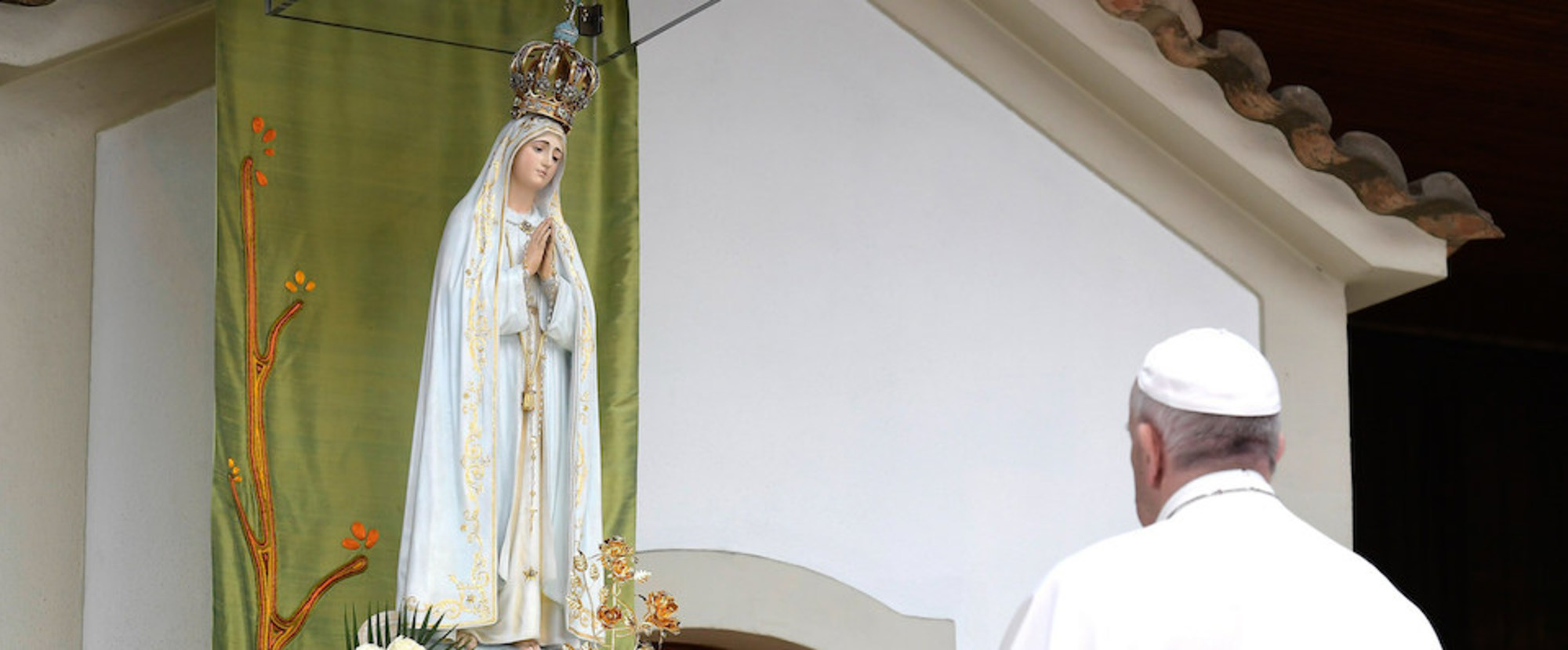 Papst Franziskus betet vor der Madonna von Fatima am 13. Mai 2017 in Fatima.