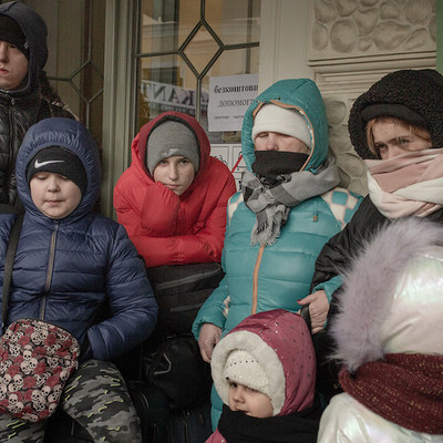 Geflüchtete aus der Ukraine schützen sich gegen die Kälte mit dicker Jacke, Schal und Kapuze an einem Bahnsteig im Bahnhof der polnischen Stadt Przemysl an der Grenze zur Ukraine am 28. Februar 2022.