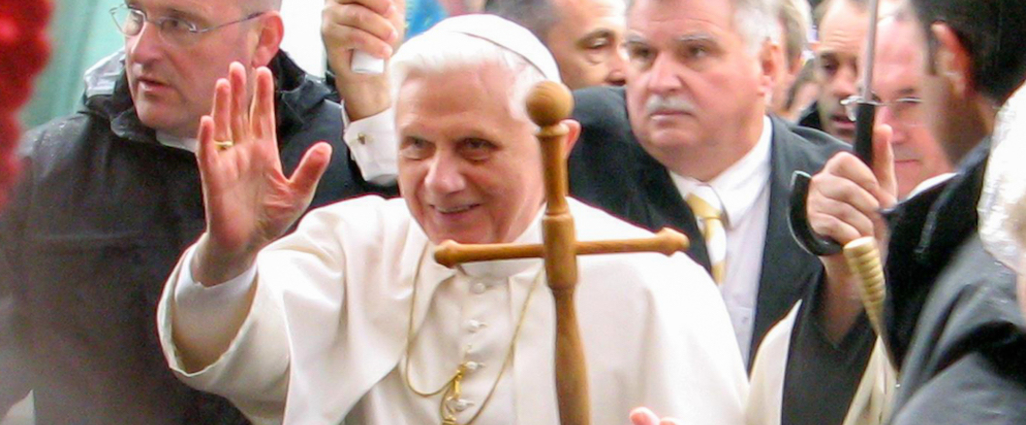 Papst Benedikt XVI. zieht mit dem Mariazeller Pilgerstab in die Basilika ein.