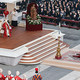 Papst Franziskus (m.l.) vor dem Sarg von Papst Benedikt XVI., am 5. Januar 2023, während der Trauermesse für den emeritierten Papst Benedikt XVI. auf dem Petersplatz im Vatikan.