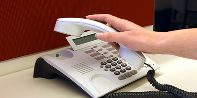 Verschwiegen, vorurteilsfrei und verständnisvoll hören die MitarbeiterInnen der TelefonSeelsorge den AnruferInnen am Telefon zu – ohne zu bewerten oder zu urteilen.