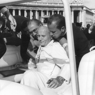 Attentat auf Papst Johannes Paul II. durch den türkischen Terroristen Mehmet Ali Agca auf dem Petersplatz im Vatikan am 13. Mai 1981.