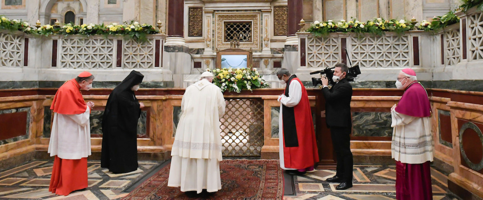 Papst Franziskus betet vor dem Grab des Heiligen Paulus, während der ökumenischen Vesper zum Abschluss der Gebetswoche der Einheit der Christen in der Papstbasilika Sankt Paul vor den Mauern in Rom am 25. Januar 2022.