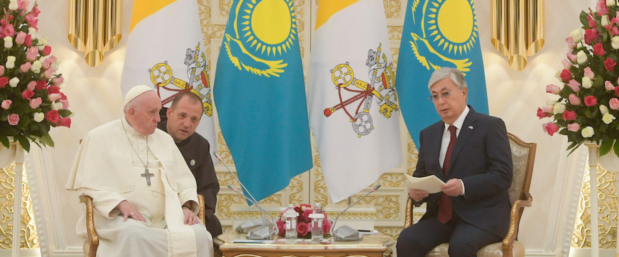 Willkommenszeremonie im Präsidentenpalast für Papst Franziskus (l.) bei seinem Besuch bei Kassym-Schomart Tokajew (r.), Präsident von Kasachstan, am 13. September 2022 in Nur-Sultan (Kasachstan).