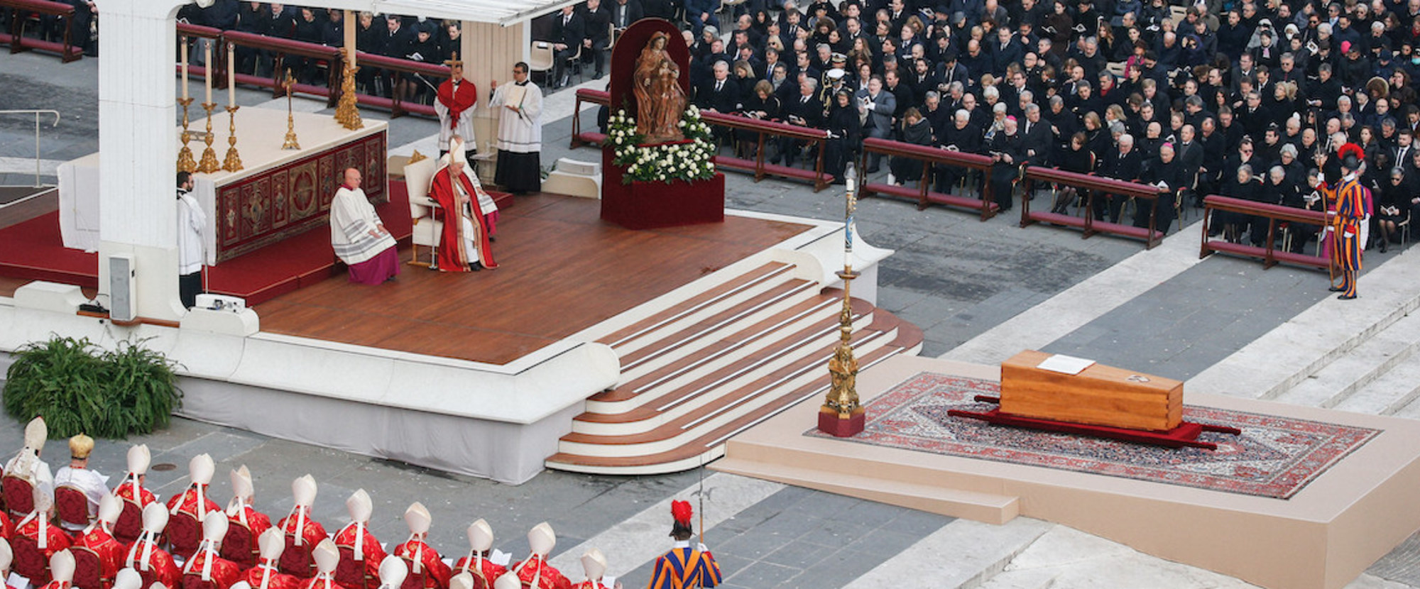 Papst Franziskus (m.l.) vor dem Sarg von Papst Benedikt XVI., am 5. Januar 2023, während der Trauermesse für den emeritierten Papst Benedikt XVI. auf dem Petersplatz im Vatikan.