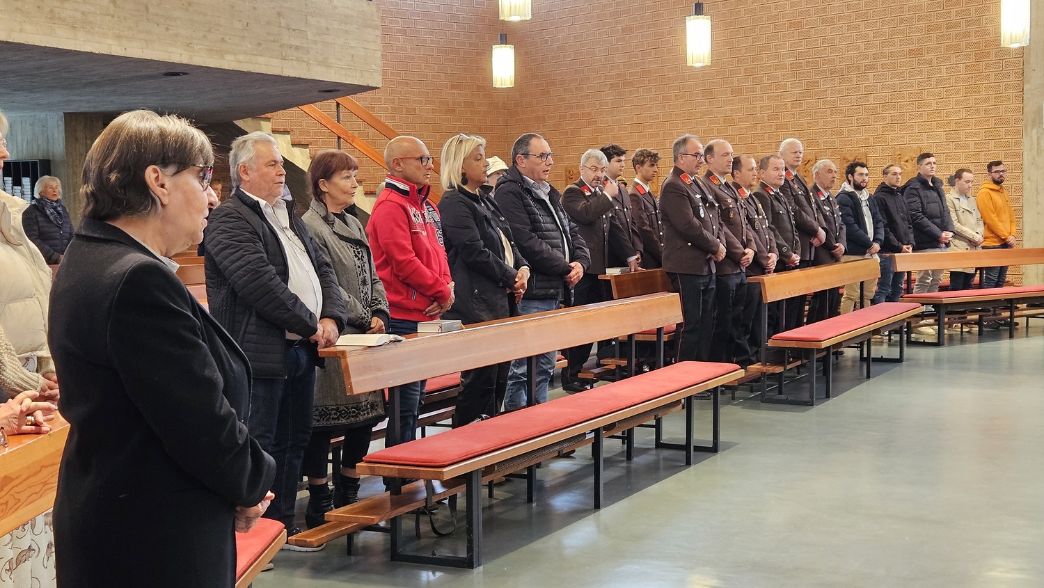 Die Messbesucher, Gemeindevertretung und Gäste