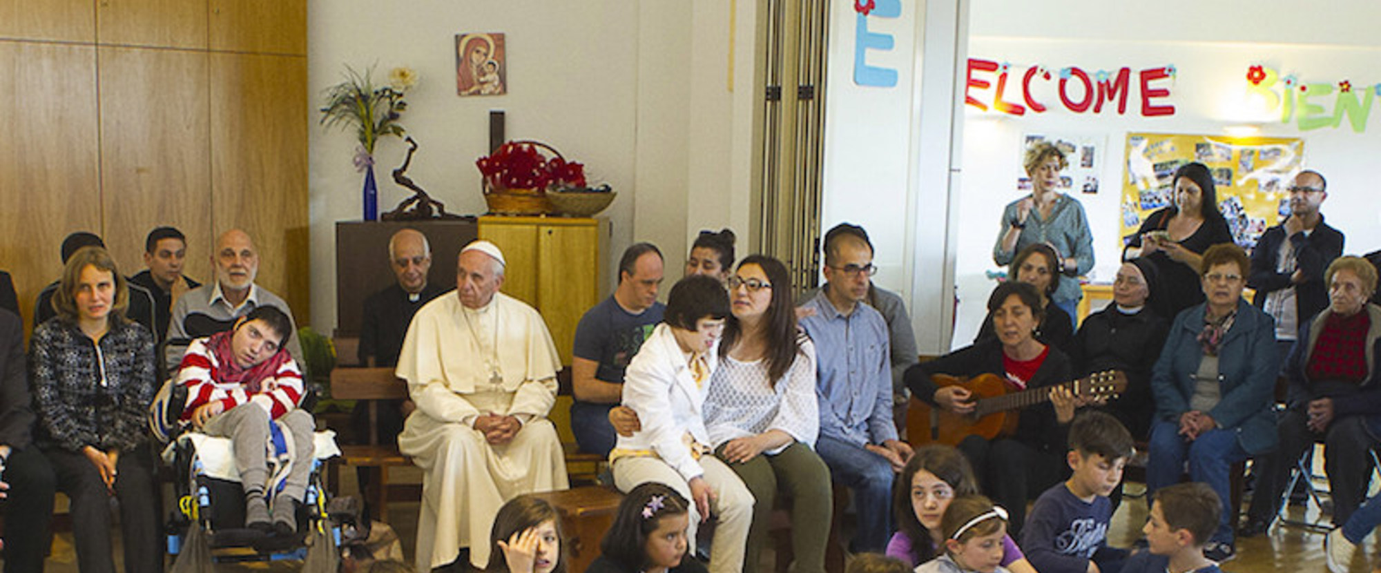 Papst Franziskus besucht am 13. Mai 2016 in Rom die Einrichtung 'Il Chicco' für behinderte und sozial benachteiligte Menschen.