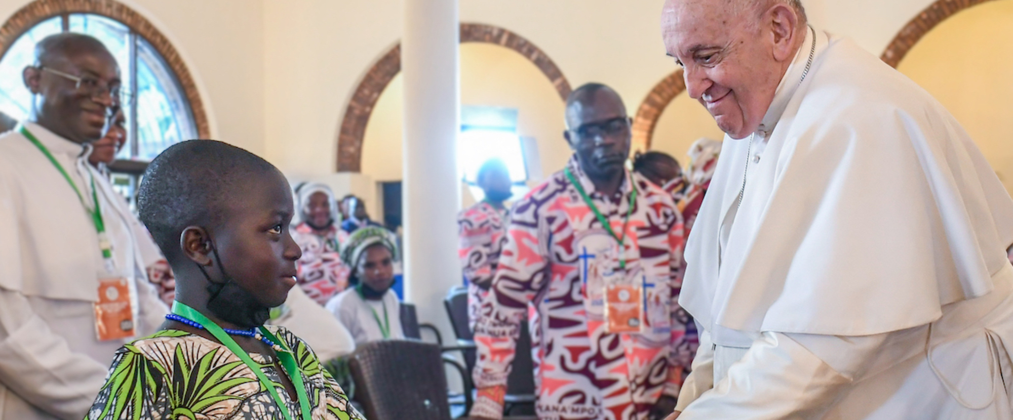 Papst Franziskus reicht einem Kind die Hand bei einem Treffen mit Opfern von Gewalt im Ostkongo am 1. Februar 2023 in der Apostolischen Nuntiatur in Kinshasa (Demokratische Republik Kongo).