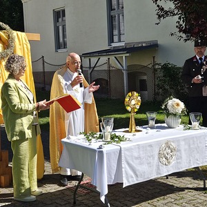 Altar im Pfarrhofgarten gestaltet von Gisi Marx