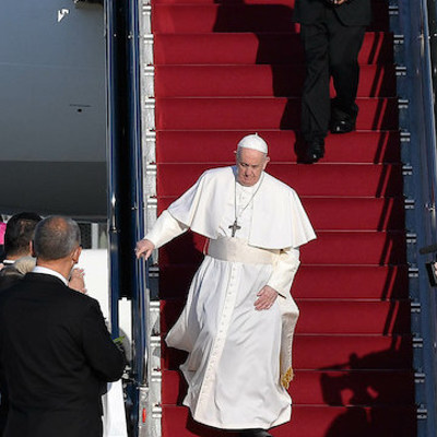 Papst Franziskus steigt aus dem Flugzeug bei seiner Ankunft am Flughafen von Budapest (Ungarn) am 12. September 2021.