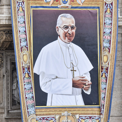 Ein Bildnis mit einem Porträt von Papst Johannes Paul I. hängt an der Fassade des Petersdoms bei seiner Seligsprechung von am 4. September 2022 im Vatikan.