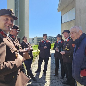Gemütliches Beisammensein mit Feuerwehrabordnung mit Pater Jon und Diakon Dr. Peter Zotti