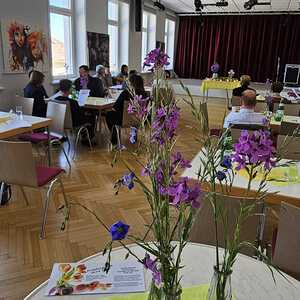 Feiernde im Pfarrzentrum