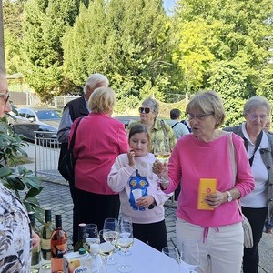 Agape vor der Kirche