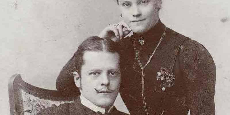 Dr. Ladislaus sitzend, rechts hinter ihm steht seine Frau.
