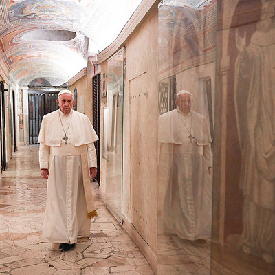Papst Franziskus in der Unterkirche des Petersdoms im Vatikan an Allerseelen, am 2. November 2020.