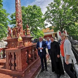 Bürgermeister Thomas Steiner (l.), Pfarrer Alexander Wessely (r.) sowie Kuratorin Kerstin Kosky und Manfred Rothdeutsch, Vorsitzender Stv. des Wirtschaftsrates der Pfarre Kleinhöflein.