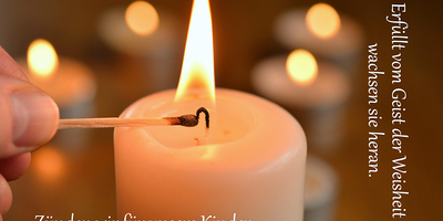jemand zündet eine Kerze an