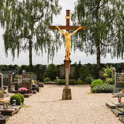 Kruzifix und Gräber auf dem Friedhof Ziegetsdorf in Regensburg am 20. Juni 2020, auf dem sich das Familiengrab Ratzinger befindet. Beigesetzt sind Joseph und Maria Ratzinger, die Eltern von Georg Ratzinger und dem emeritierten Papst Benedikt XVI., so