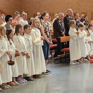 Erstkommunionkinder und Messbesucher