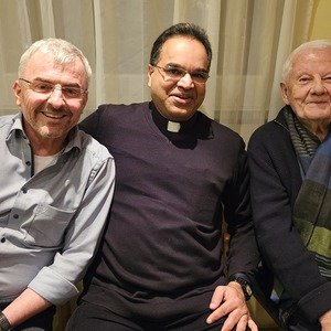 v.l. Pfarrgemeinderat Adi Reisner, Pater Kuruvila und Franz Puntigam