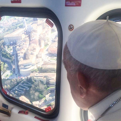 Papst Franziskus schaut aus dem Fenster des Hubschraubers am 25. März 2019 auf Loreto.