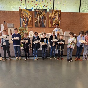 Erstkommunionkinder mit Kutten, Pater Rijo (hinten)