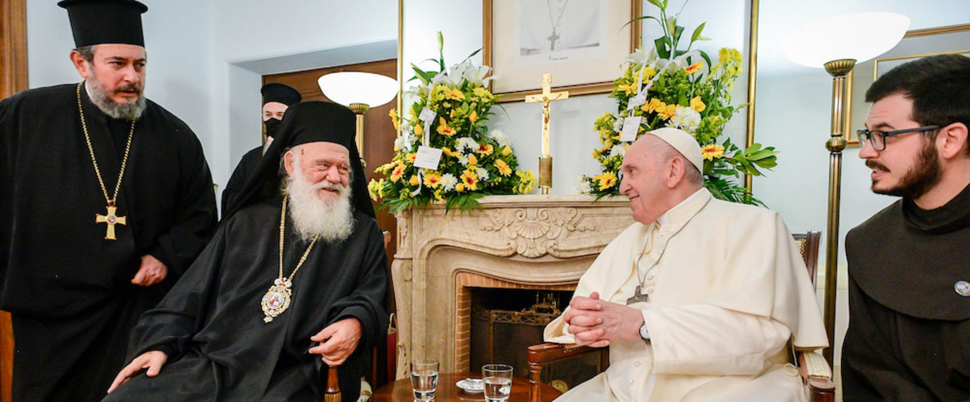 Hieronymus II., orthodoxer Erzbischof von Athen und ganz Griechenland, und Papst Franziskus bei einem Treffen am 5. Dezember 2021 in der Apostolischen Nuntiatur in Athen (Griechenland).