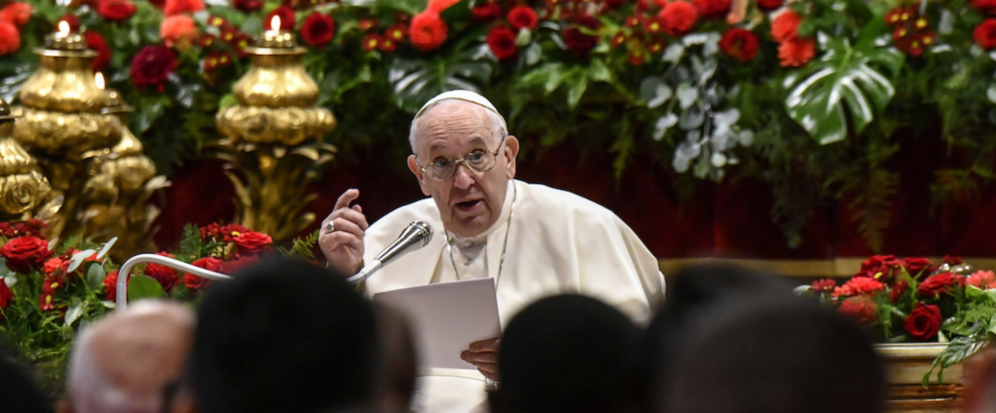 Papst Franziskus spricht beim Gottesdienst zu Pfingsten am 5. Juni 2022 im Petersdom im Vatikan.