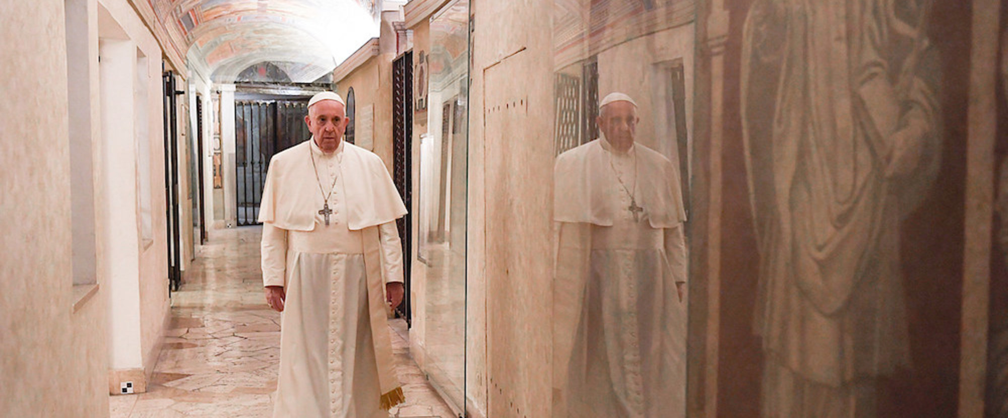 Papst Franziskus in der Unterkirche des Petersdoms im Vatikan an Allerseelen, am 2. November 2020.