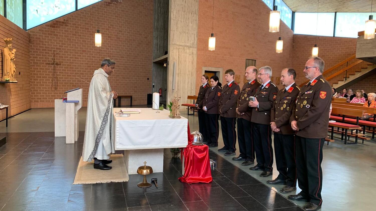 Abordnung Feuewehr am Altar