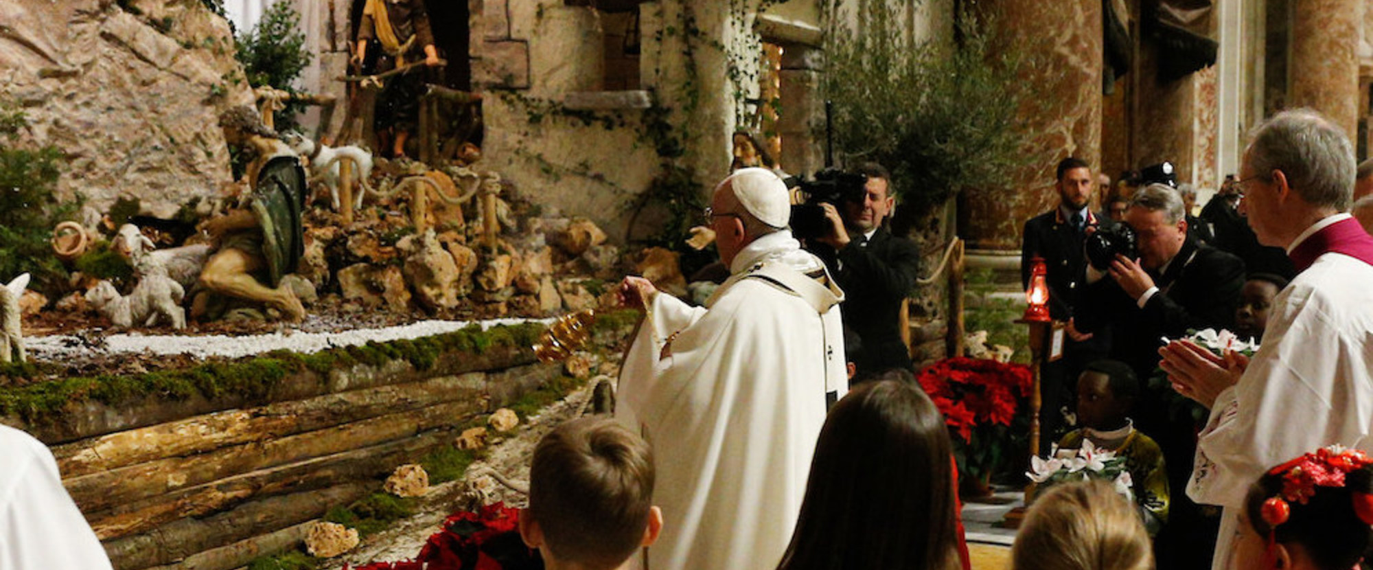 Papst Franziskus segnet die Krippe im Petersdom am Ende der Christmette an Heiligabend am 25. Dezember 2018 im Vatikan.