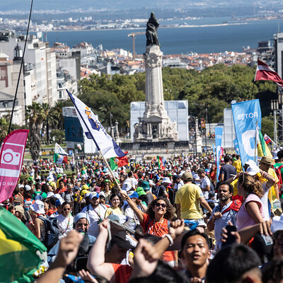 Junge Menschen schwenken Fahnen im Parque Eduardo VII vor der Eröffnungsmesse des WJT in Lissabon (Portugal) am 1. August 2023.