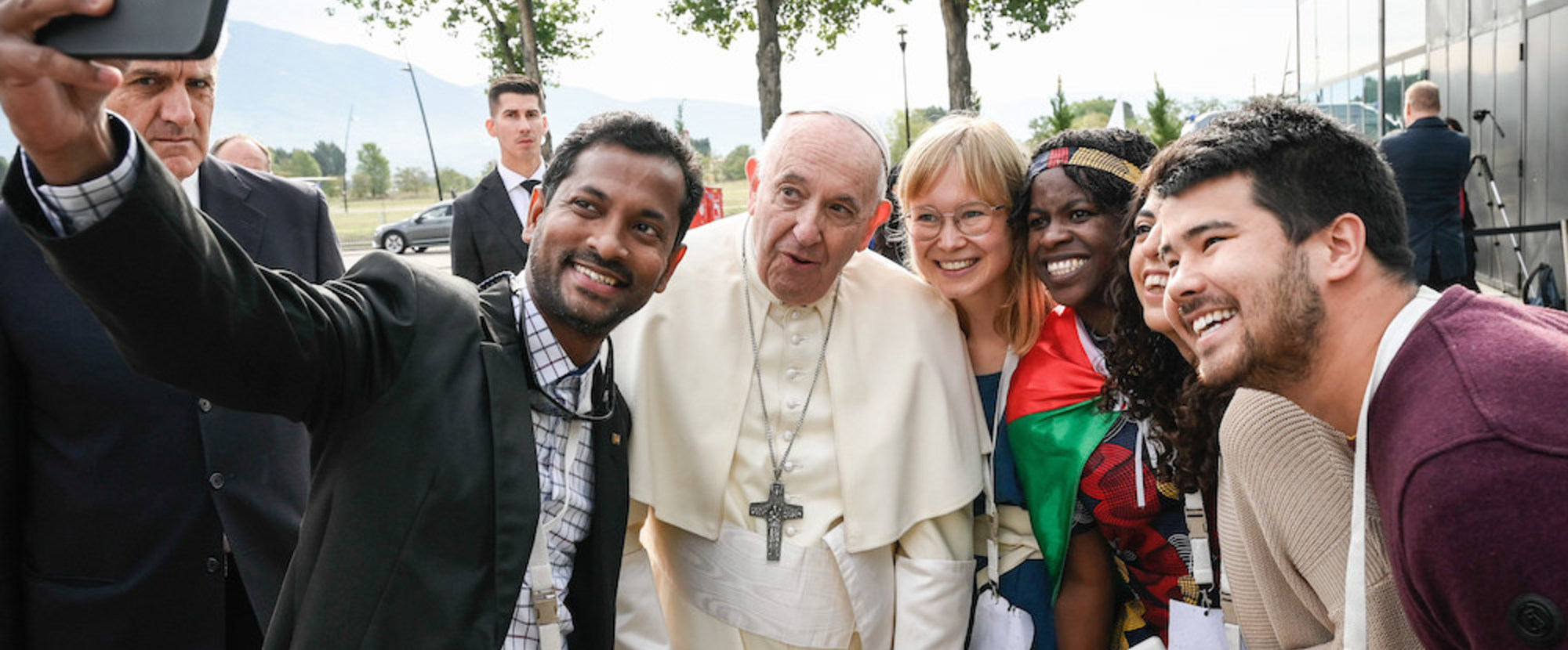 Papst Franziskus posiert für ein Selfie bei einem Treffen mit Teilnehmern der Initiative 'The Economy of Francesco' (dt. Die Ökonomie des heiligen Franz von Assisi) am 24. September 2022 in Assisi (Italien).