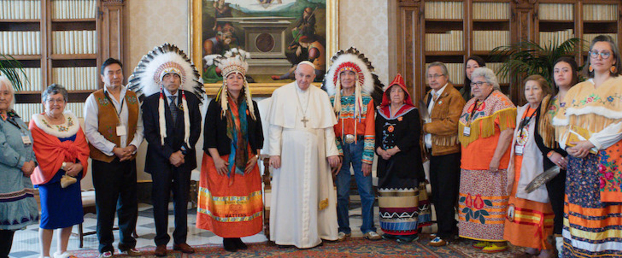 Papst Franziskus mit Mitgliedern der 'First Nations' (Kanada) am 31. März 2022 im Vatikan.